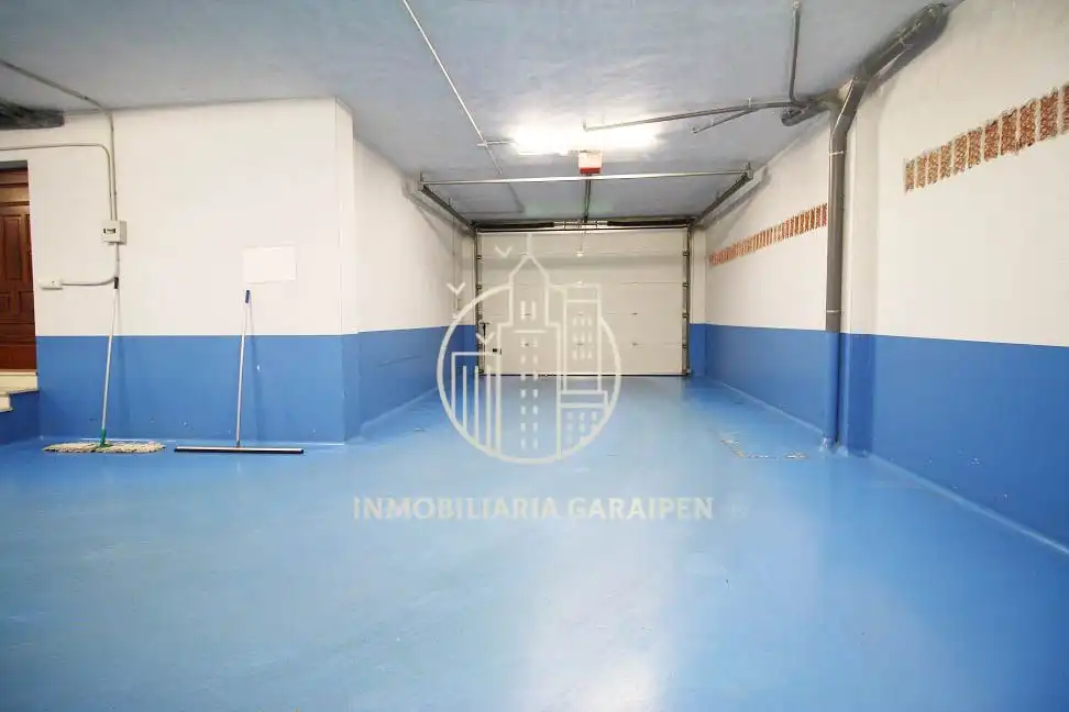 Parkplatz von Garage zum Verkauf in Aia