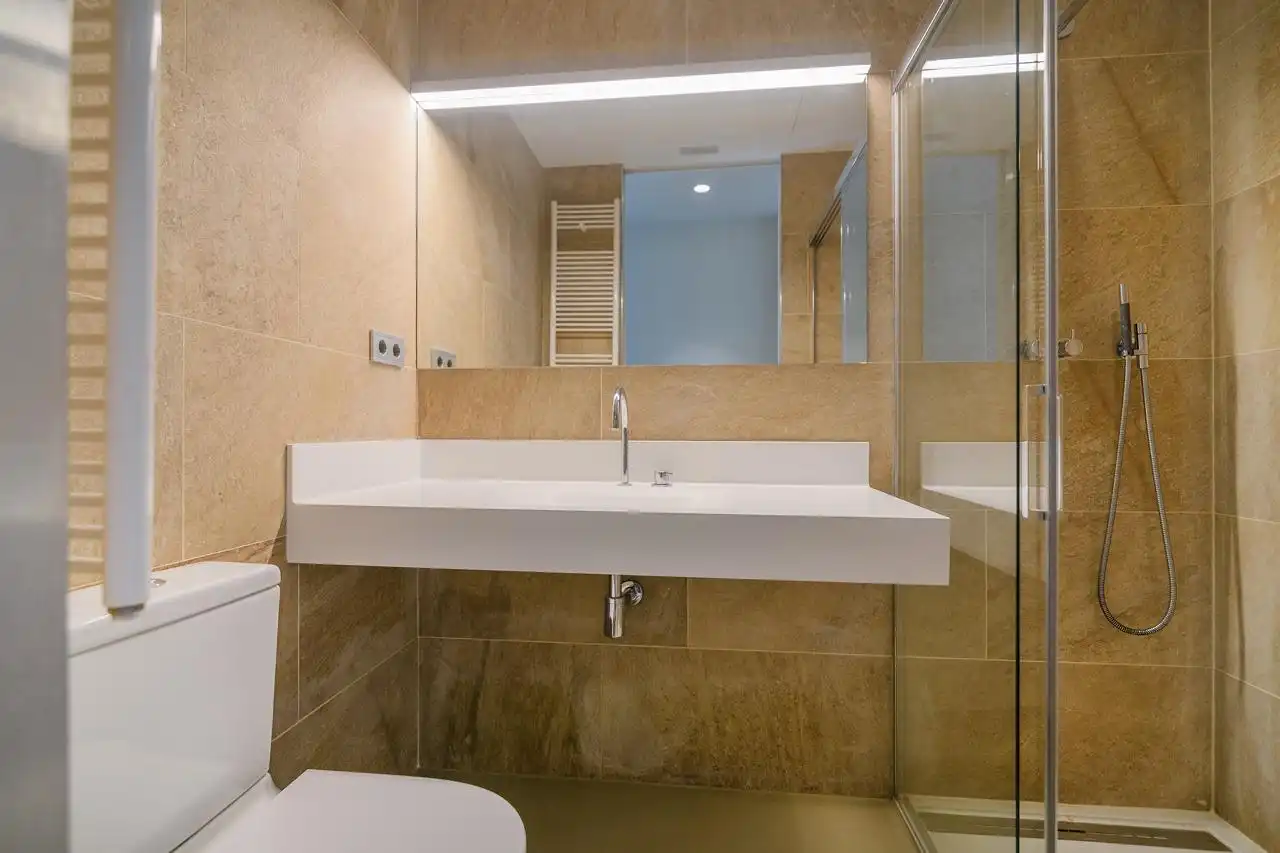 Badezimmer von Dachboden zum Verkauf in Barcelona mit Klimaanlage, Heizung und Terrasse