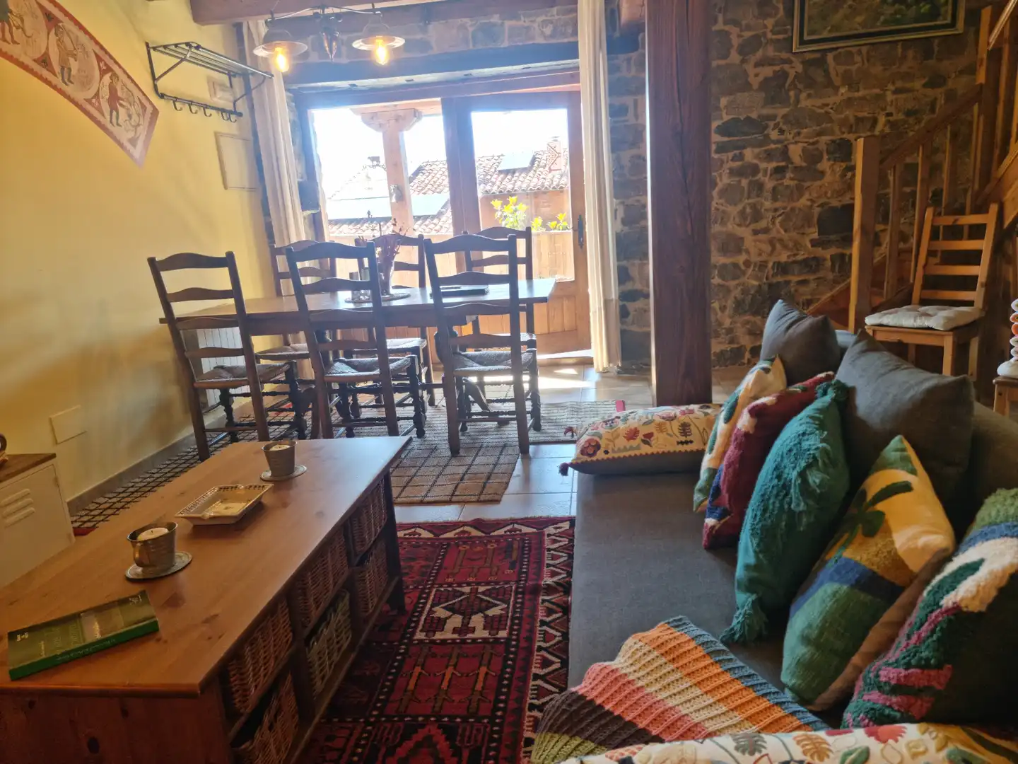 Sala d'estar de Casa adosada en venda en Vega de Liébana amb Jardí privat, Terrassa i Traster
