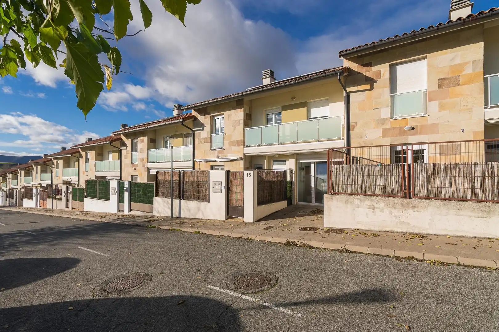 Vista exterior de Casa adosada en venta en Cizur con Calefacción, Jardín privado y Terraza