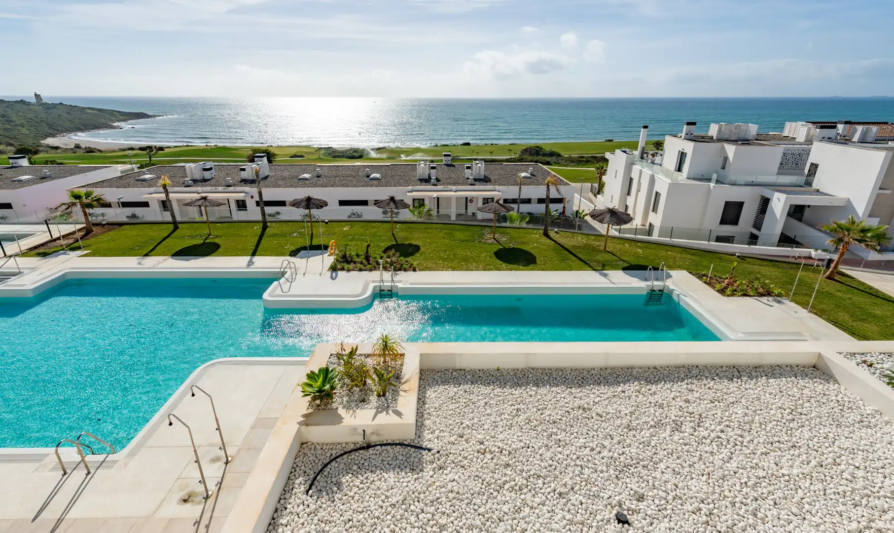 Schwimmbecken von Wohnungen zum Verkauf in La Alcaidesa mit Klimaanlage, Terrasse und Abstellraum