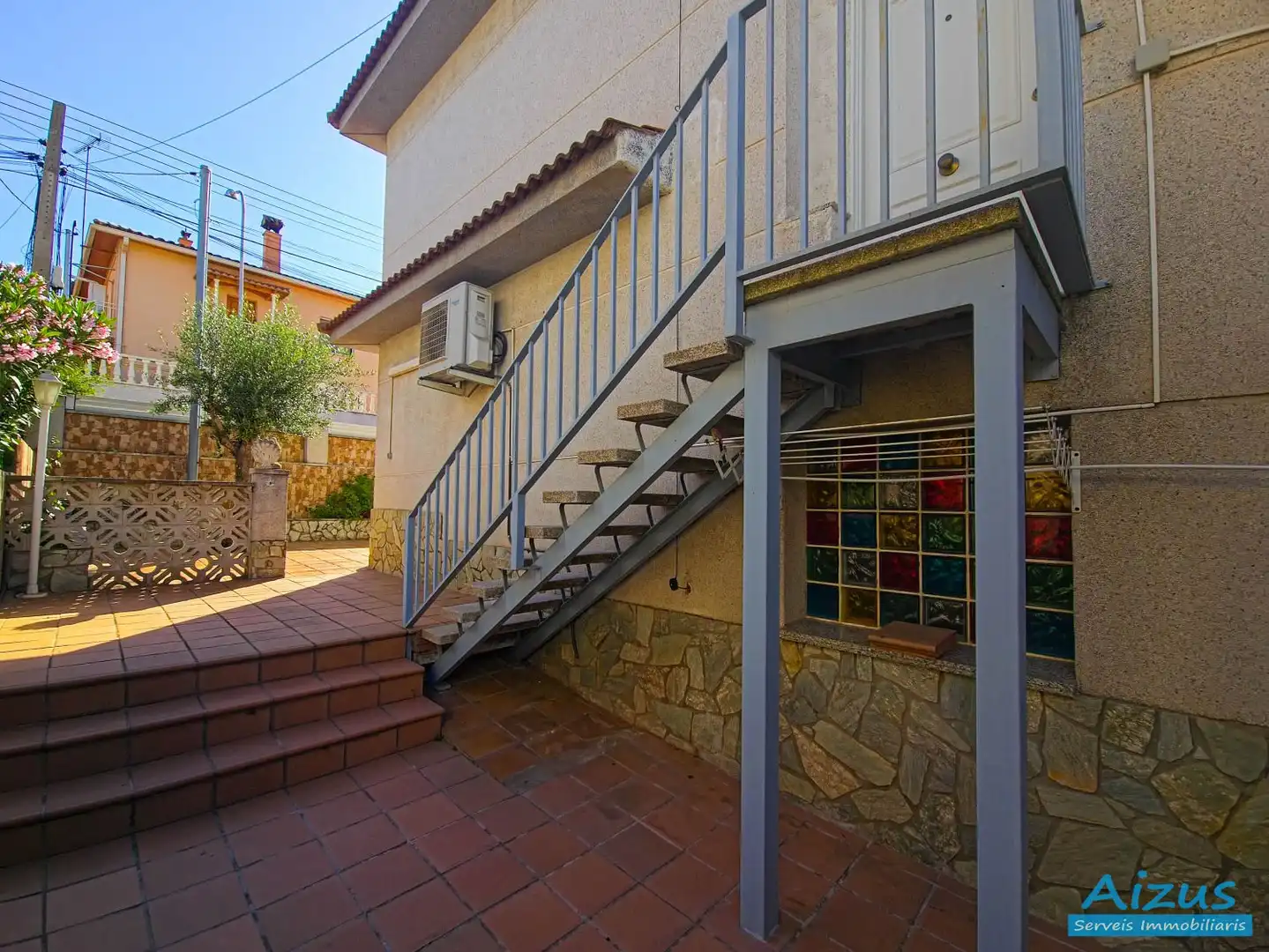 Vista exterior de Casa o xalet en venda en Cerdanyola del Vallès amb Aire condicionat, Calefacció i Jardí privat