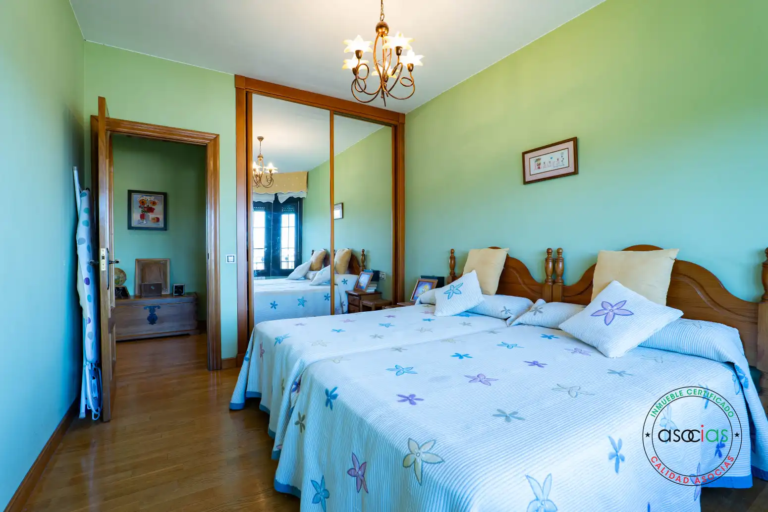 Dormitori de Casa o xalet en venda en Gijón  amb Calefacció, Parquet i Terrassa