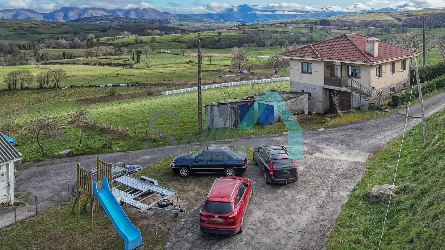 Aparcament de Casa o xalet en venda en Tineo amb Calefacció, Jardí privat i Traster