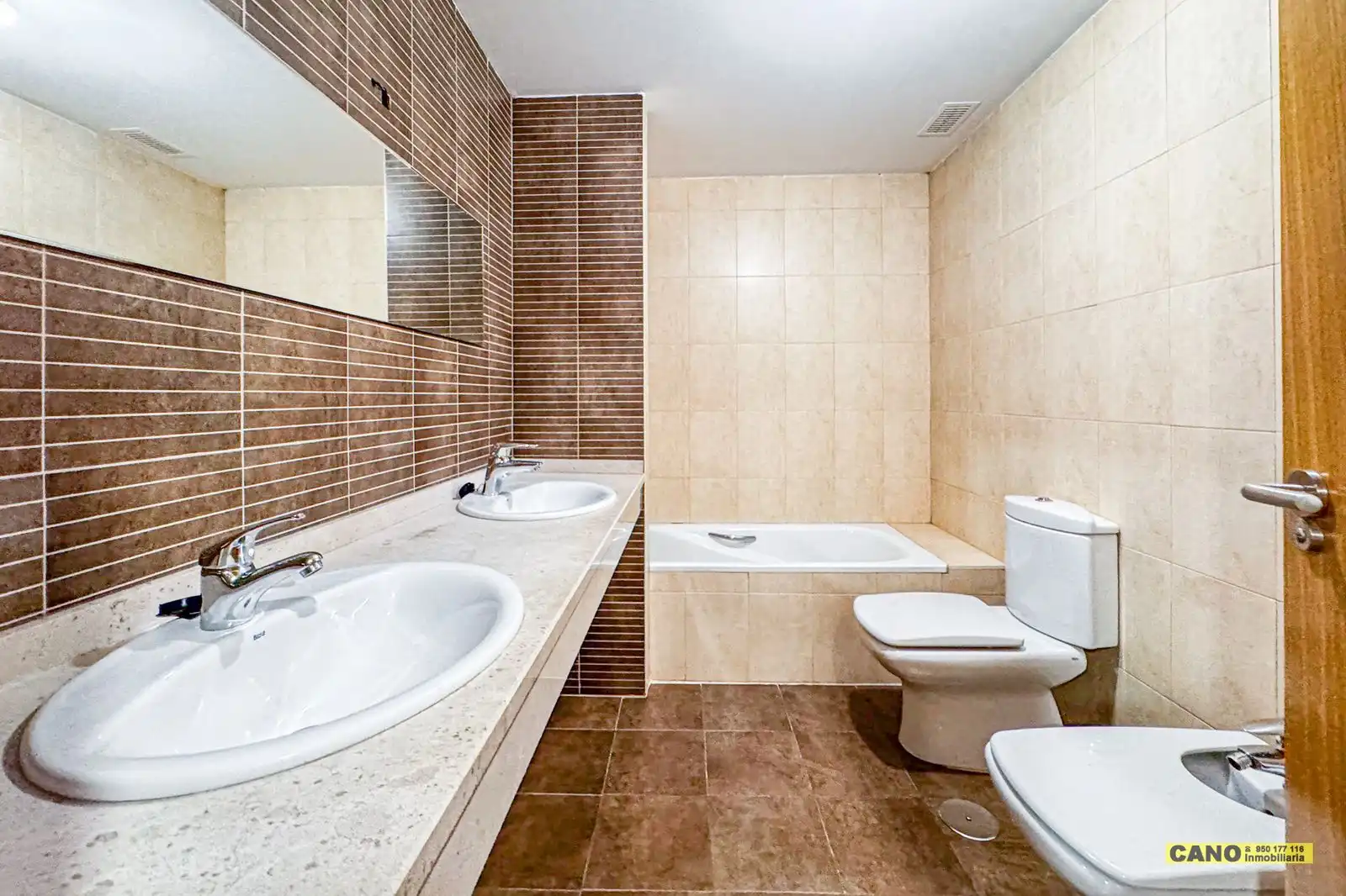 Bathroom of Flat for sale in Almería  with Air Conditioner, Heating and Terrace
