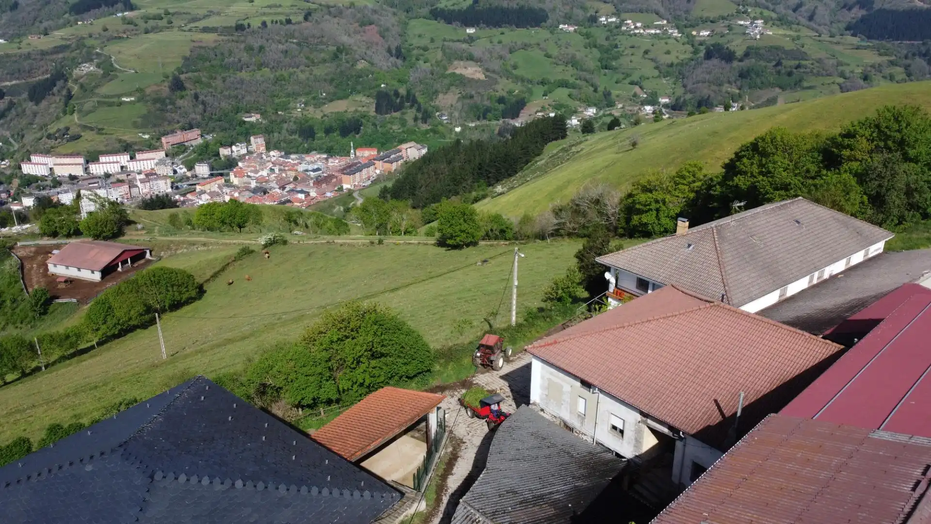 Vista exterior de Casa o xalet en venda en Cangas del Narcea amb Calefacció, Terrassa i Moblat