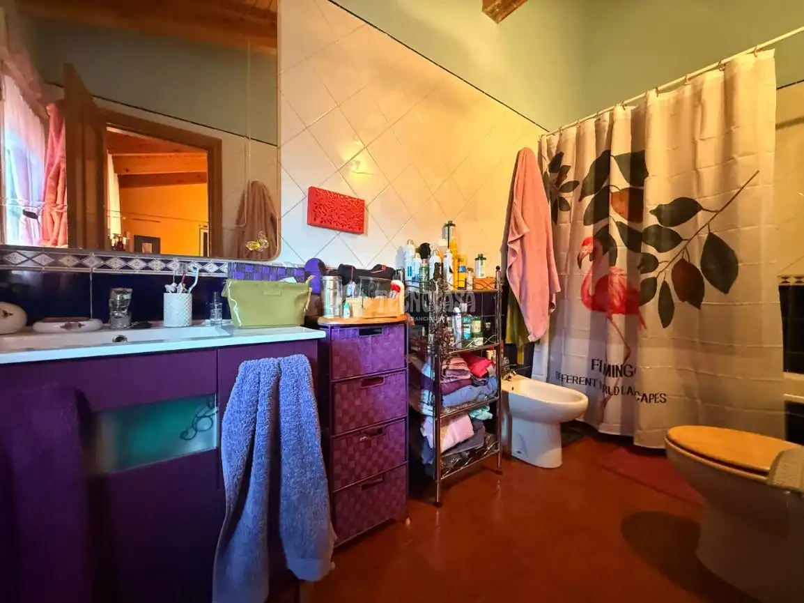 Badezimmer von Einfamilien-Reihenhaus zum Verkauf in Torrejón del Rey mit Klimaanlage, Heizung und Privatgarten