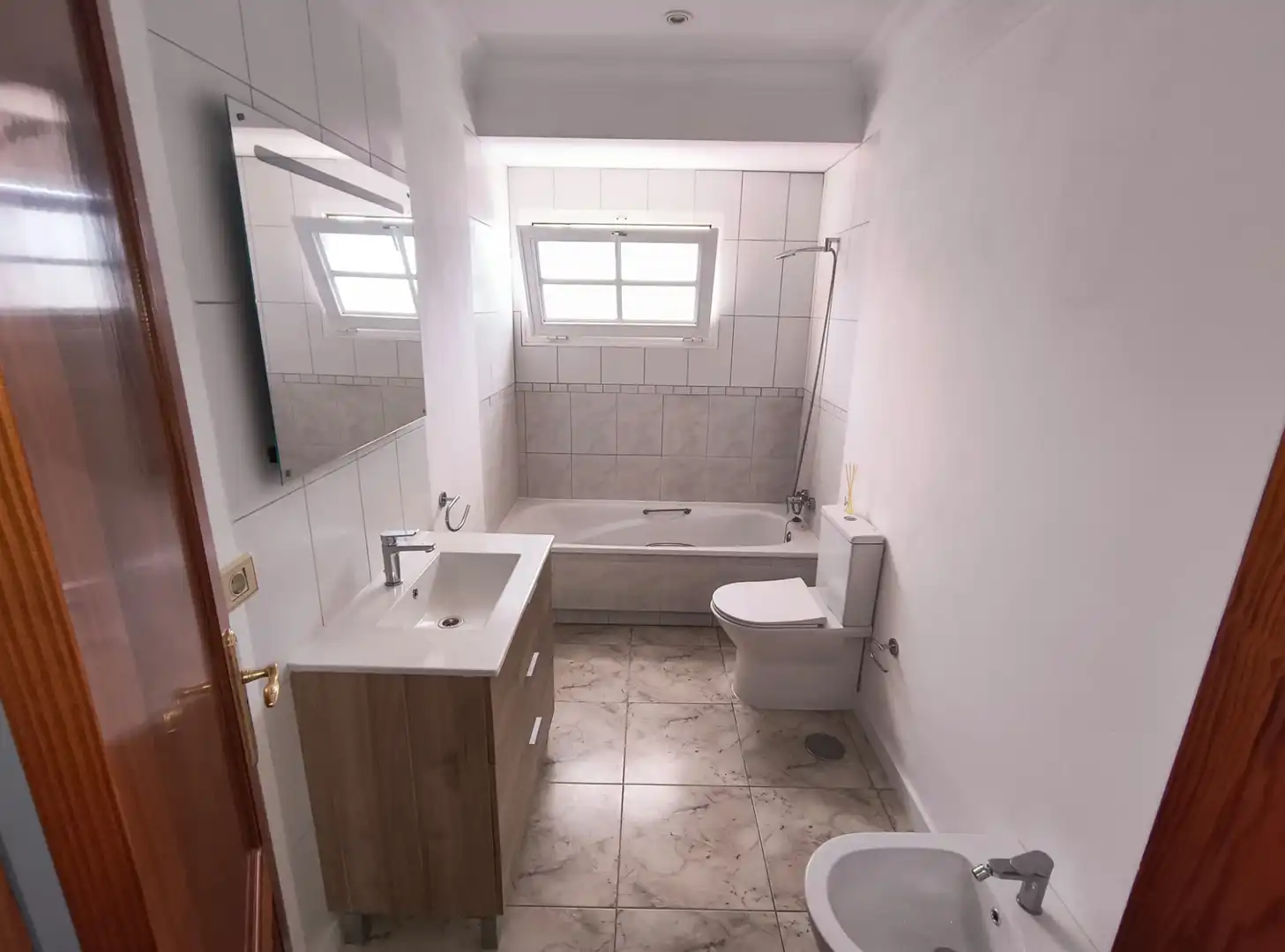 Badezimmer von Einfamilien-Reihenhaus zum Verkauf in Puerto de la Cruz mit Abstellraum, Ofen und Balkon