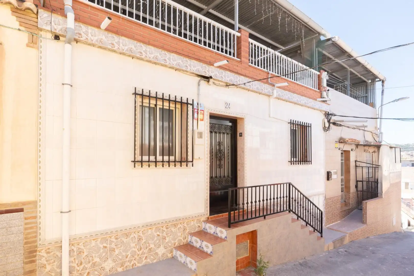 Vista exterior de Casa o xalet en venda en Motril amb Aire condicionat i Terrassa
