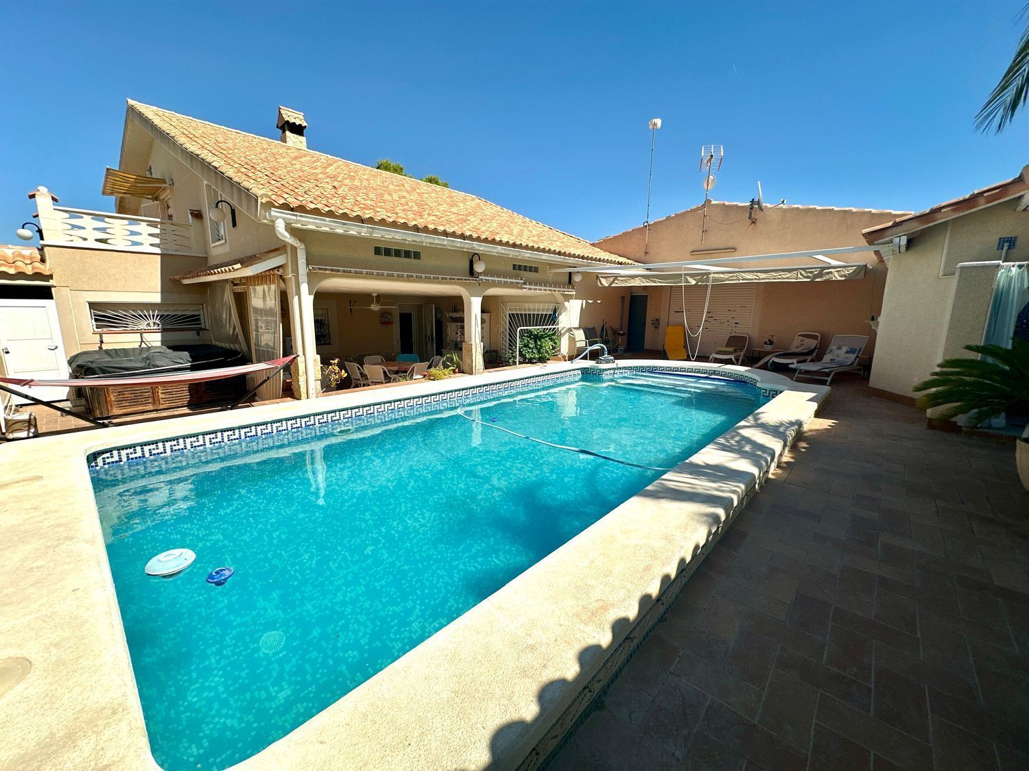 Piscina de Casa o xalet en venda en Alicante / Alacant amb Aire condicionat, Jardí privat i Terrassa