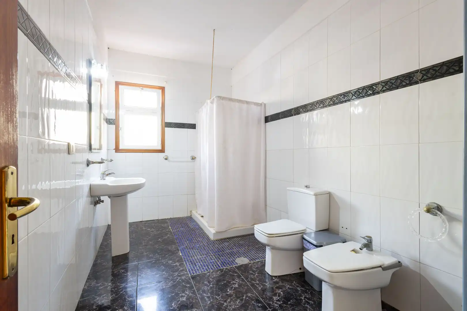 Badezimmer von Einfamilien-Reihenhaus zum Verkauf in Los Realejos mit Privatgarten, Terrasse und Abstellraum