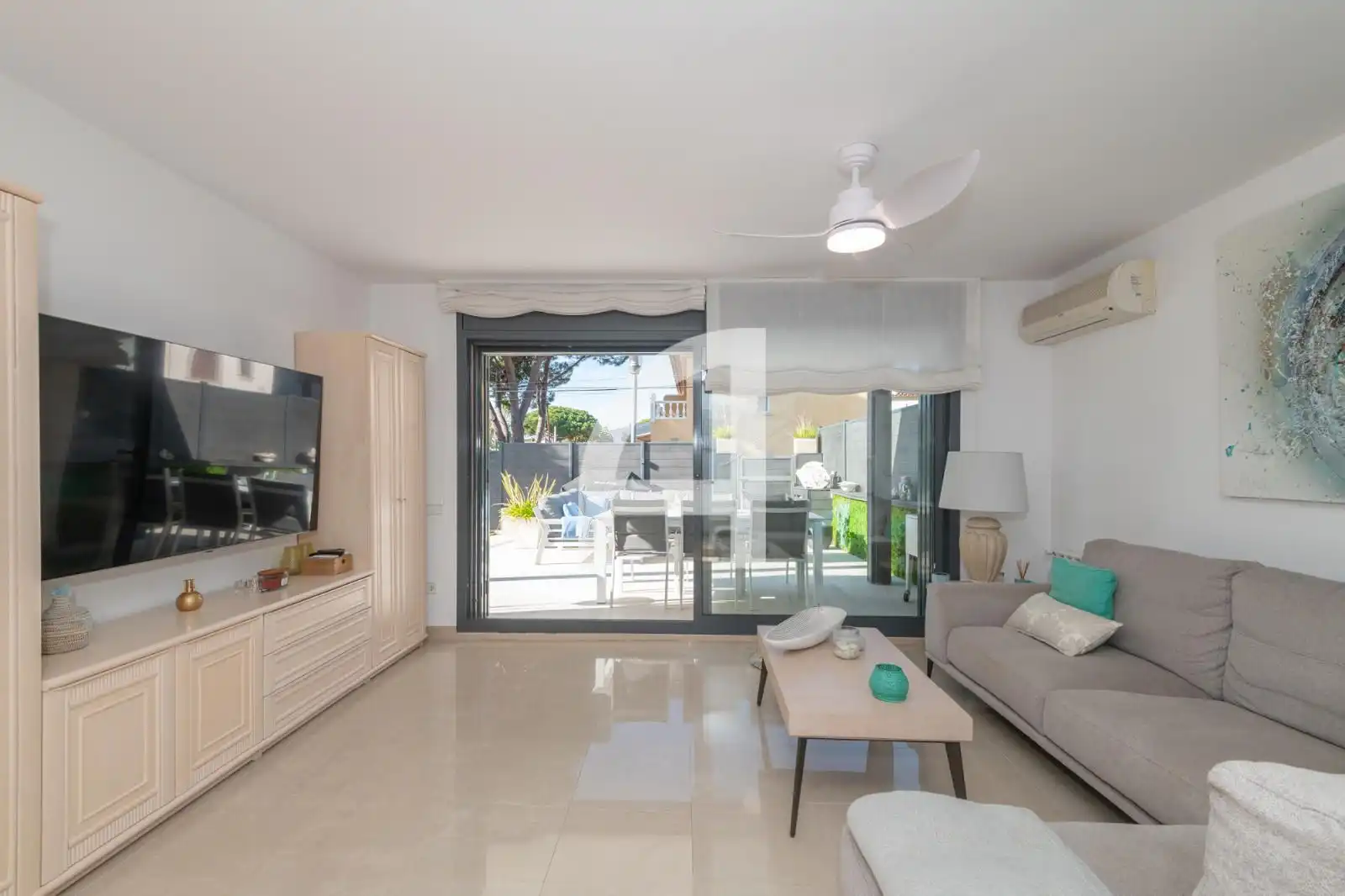 Wohnzimmer von Einfamilien-Reihenhaus zum Verkauf in Castell d'Aro, Platja d'Aro i s'Agaró mit Klimaanlage, Privatgarten und Terrasse
