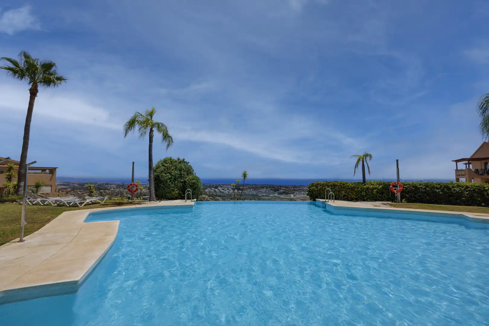 Apartament amb piscina en venda a Benahavís pueblo, imagen 2