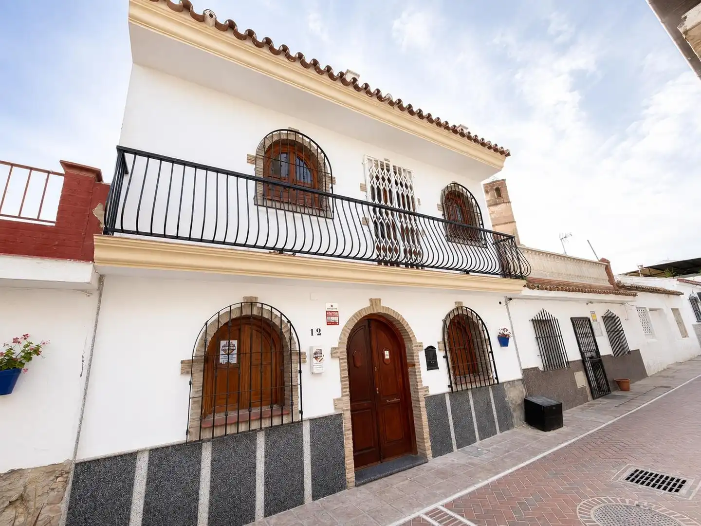 Außenansicht von Einfamilien-Reihenhaus zum Verkauf in Vélez-Málaga mit Terrasse
