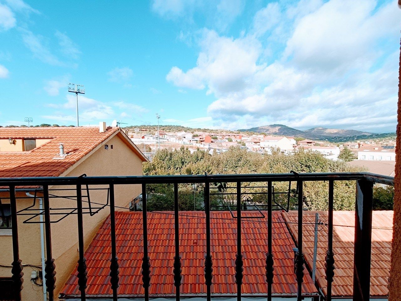 Vista exterior de Pis de lloguer en Robledo de Chavela amb Aire condicionat, Terrassa i Forn