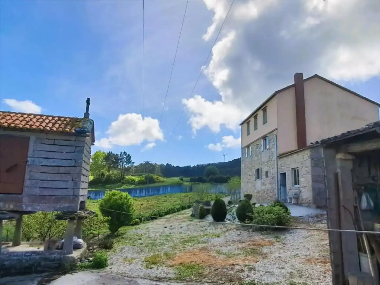 Vista exterior de Casa o xalet en venda en Laxe amb Jardí privat, Traster i Moblat