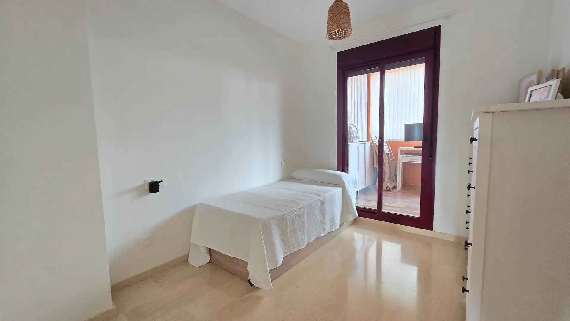 Schlafzimmer von Wohnungen zum Verkauf in Manilva mit Klimaanlage, Privatgarten und Terrasse
