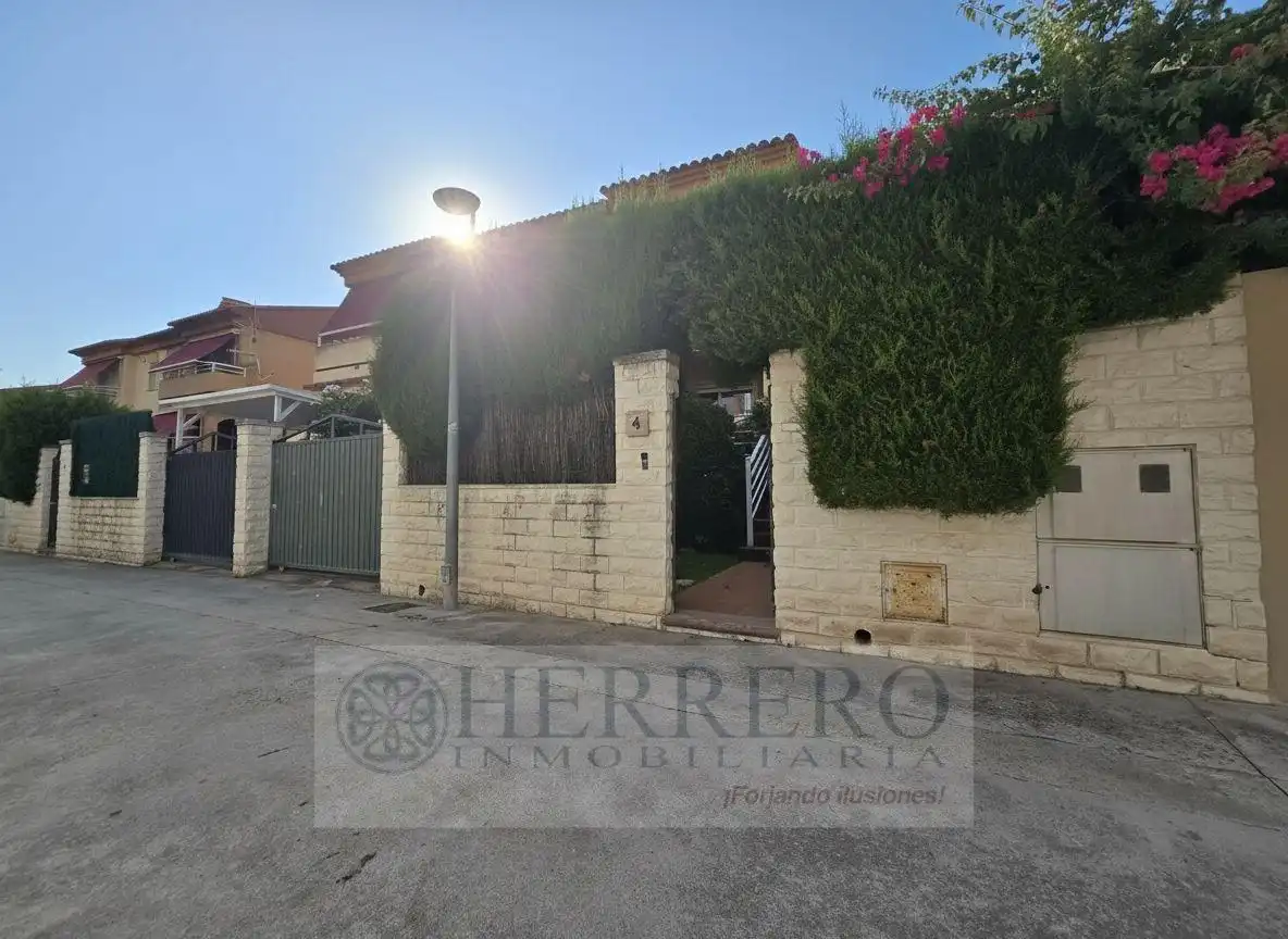 Vista exterior de Casa adosada en venta en Gandia con Aire acondicionado, Calefacción y Jardín privado