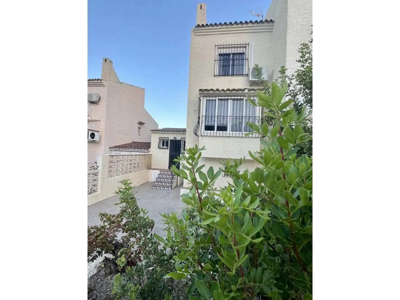Vista exterior de Casa o xalet de lloguer en El Campello amb Aire condicionat, Terrassa i Moblat