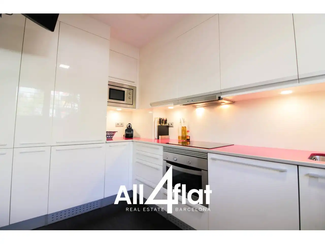Cocina de Casa o chalet de alquiler en L'Hospitalet de Llobregat con Aire acondicionado, Calefacción y Jardín privado