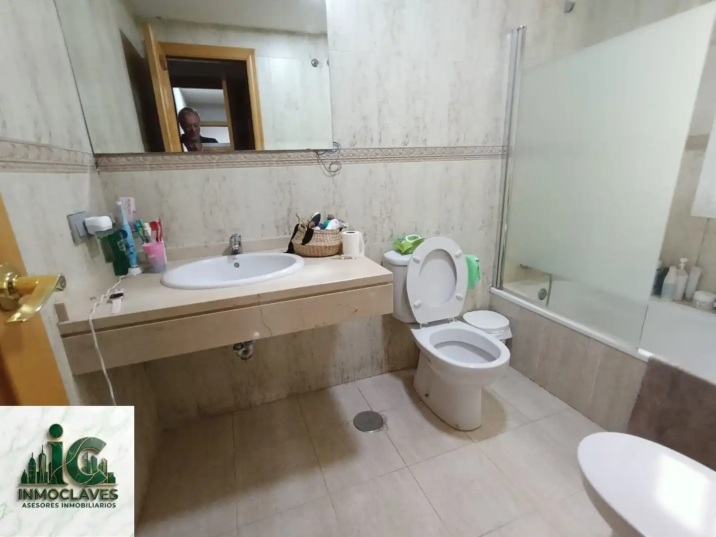 Badezimmer von Wohnung zum Verkauf in Algeciras mit Terrasse, Schwimmbad und Möbliert
