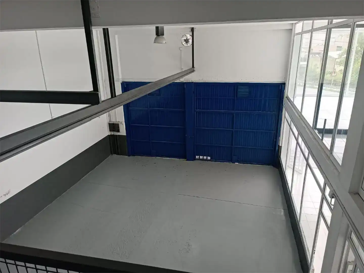 Parkplatz von Fabrikhallen zur Miete in Becerreá