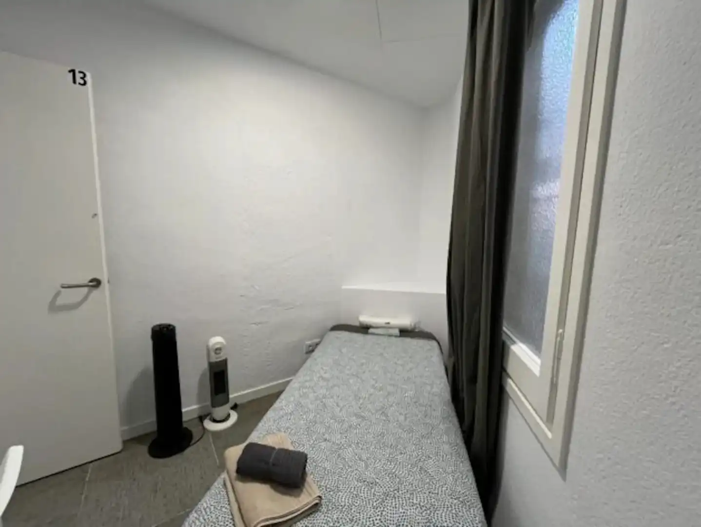 Bedroom of Flat for share in Eixample