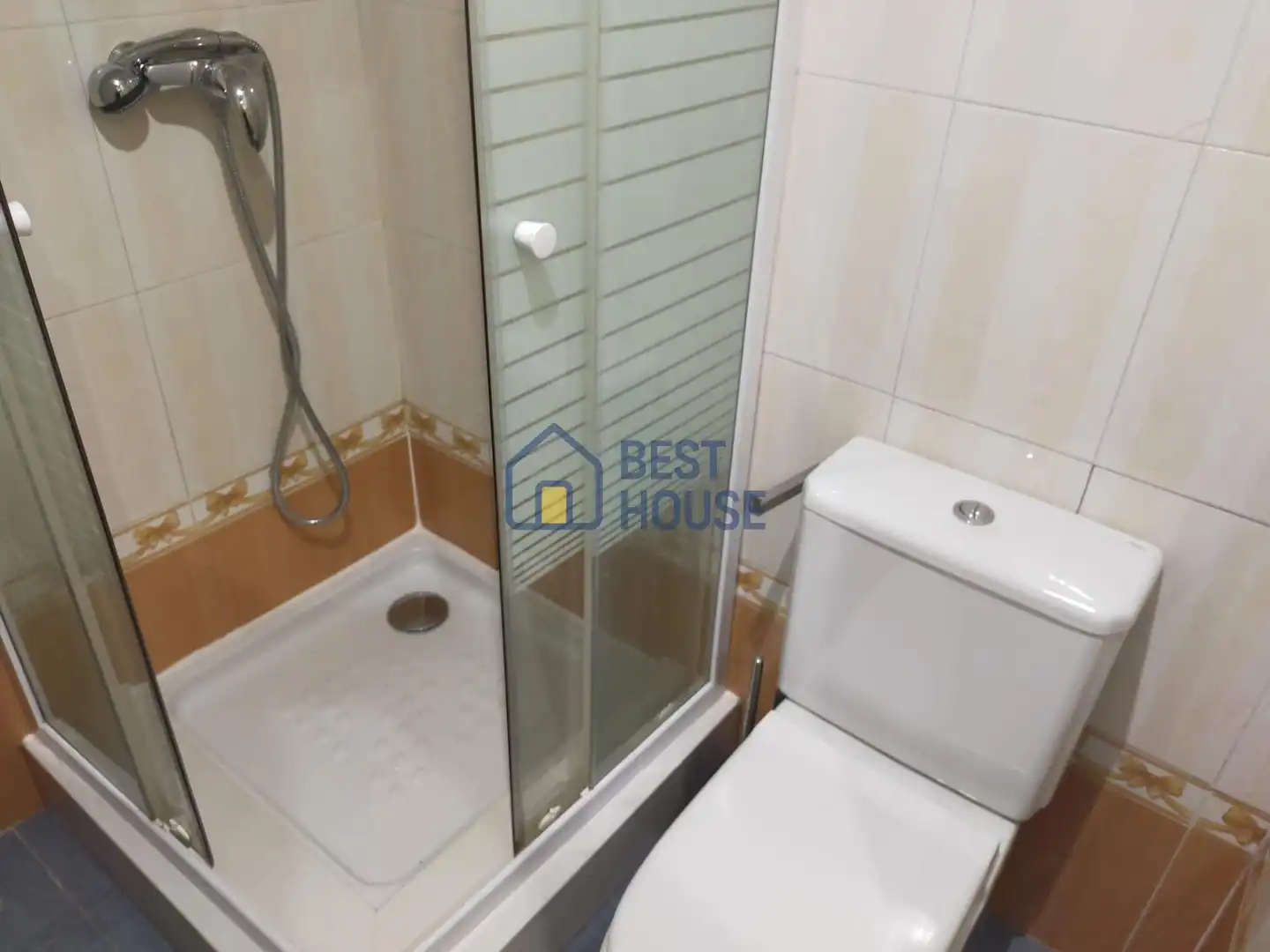 Badezimmer von Wohnung zum Verkauf in León Capital  mit Heizung, Privatgarten und Abstellraum