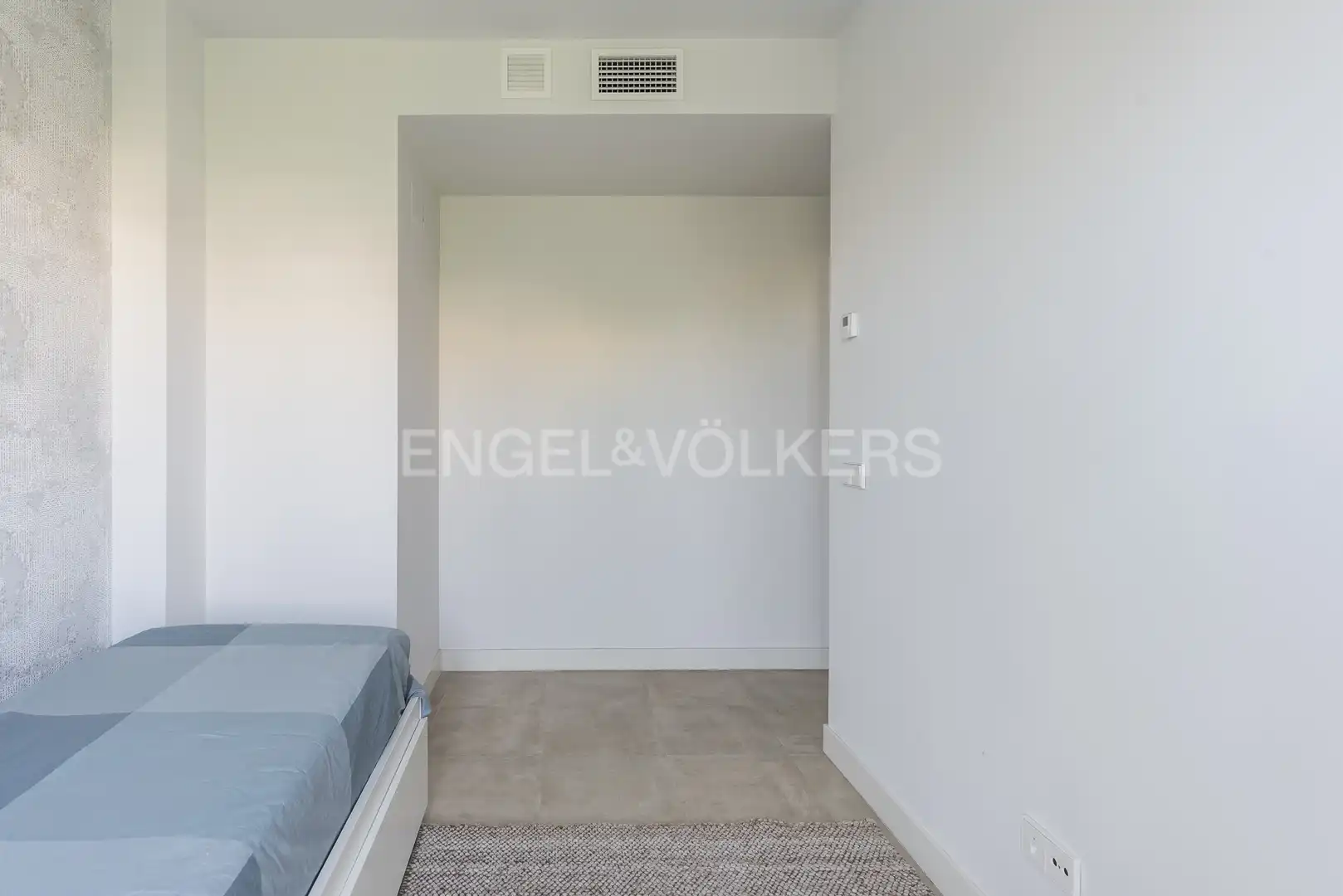 Schlafzimmer von Dachboden zur Miete in Madrid mit Klimaanlage, Heizung und Terrasse
