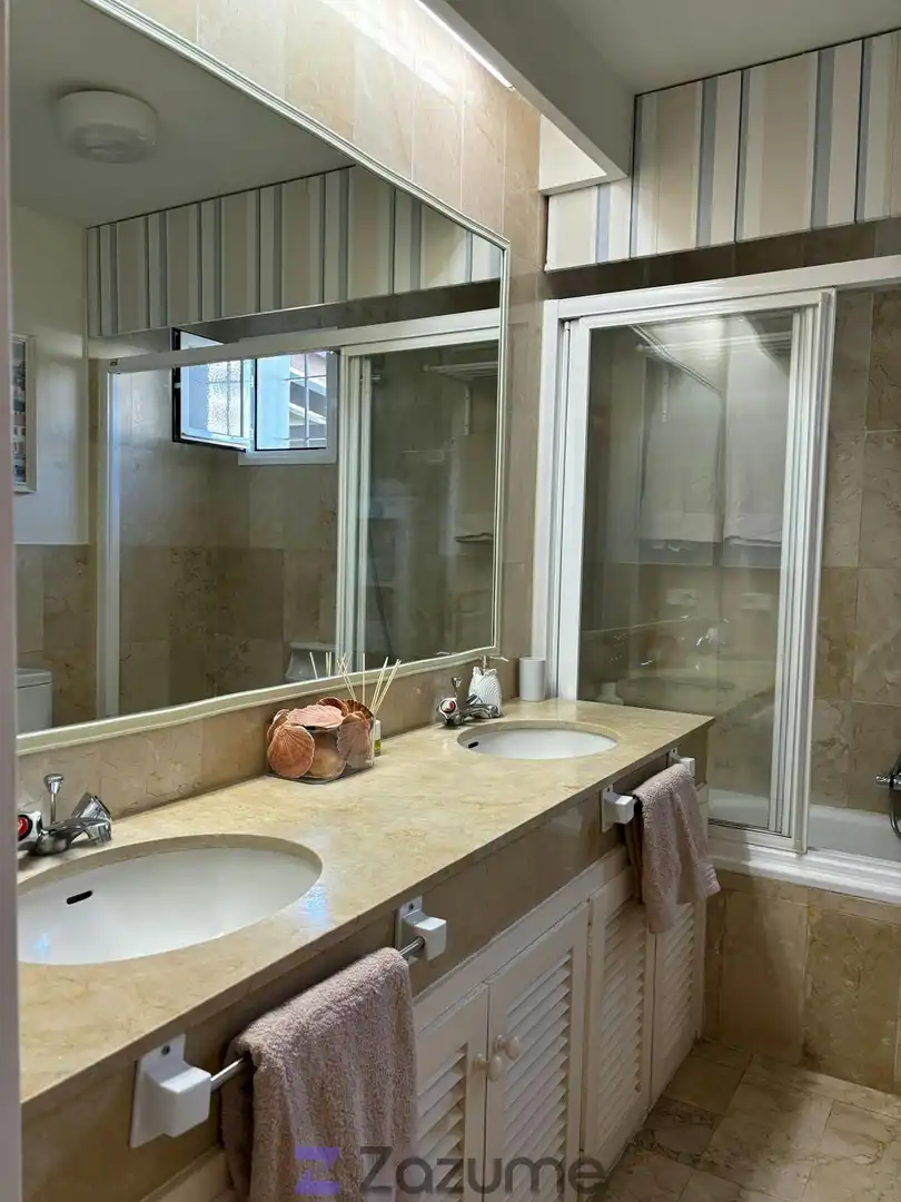 Baño de Piso de alquiler en Estepona con Aire acondicionado, Jardín privado y Piscina