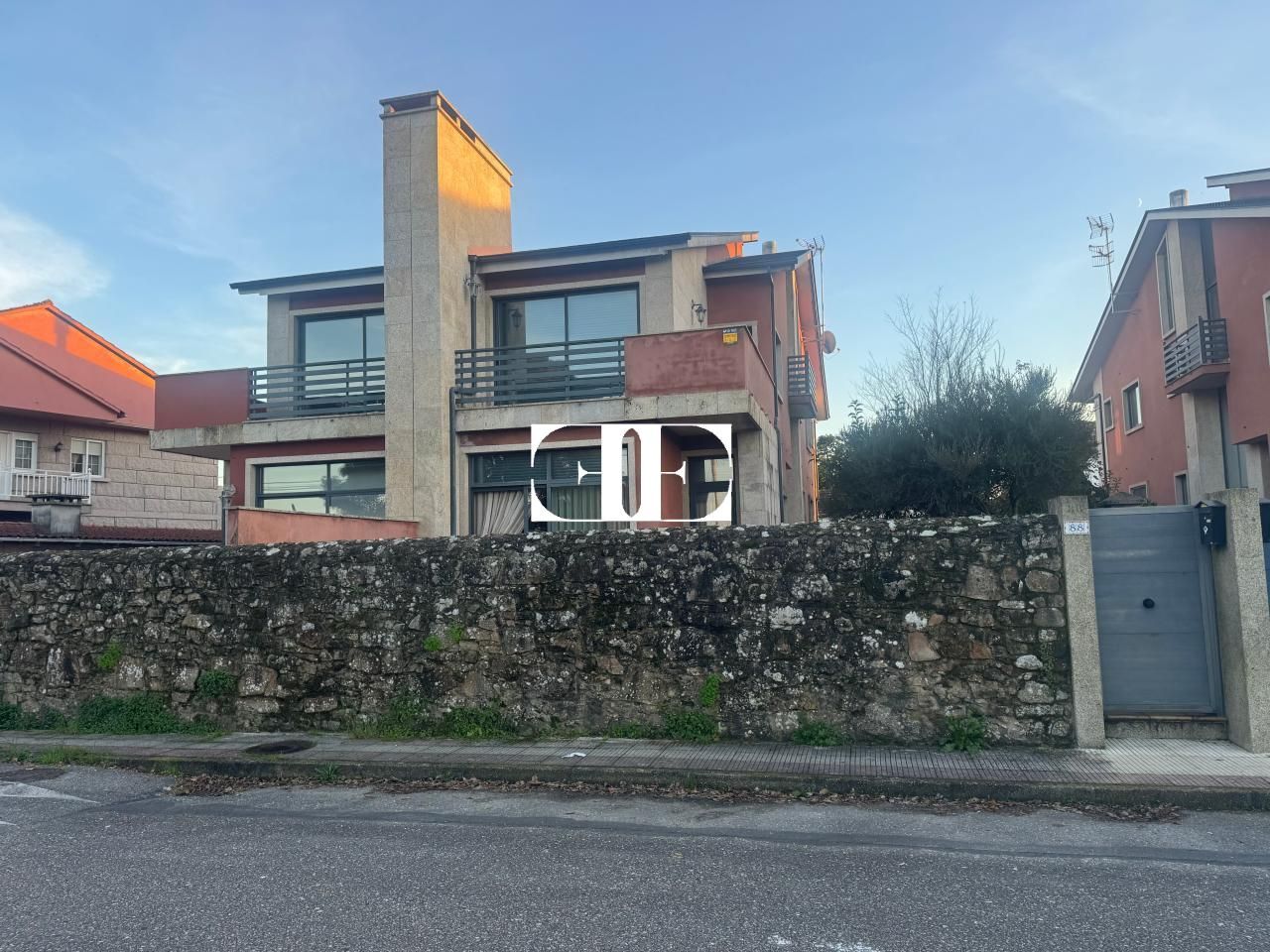 Vista exterior de Casa adosada en venda en Tomiño amb Calefacció, Jardí privat i Terrassa