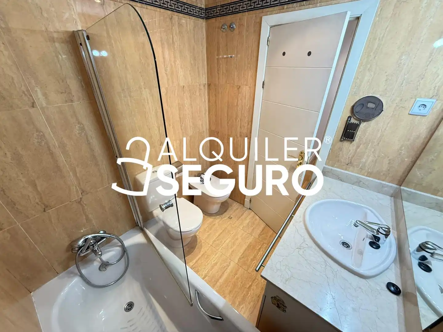 Baño de Piso de alquiler en Madrid con Aire acondicionado, Calefacción y Piscina