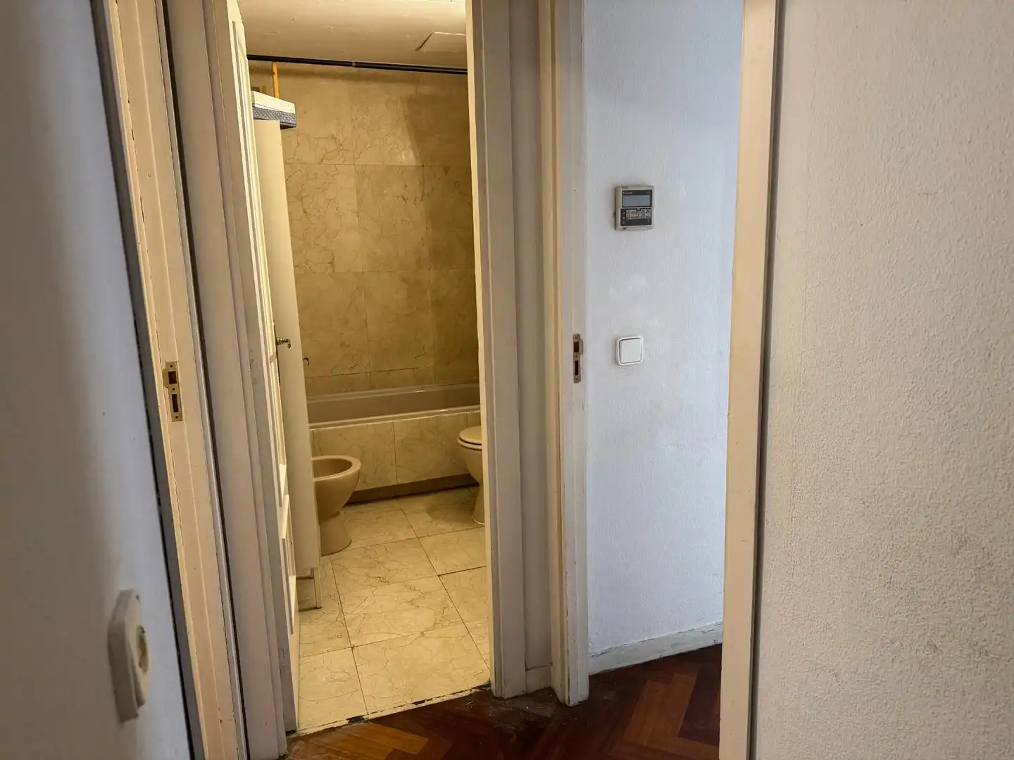Bathroom of Flat for sale in Madrid  with Air Conditioner, Private garden and Parquet flooring