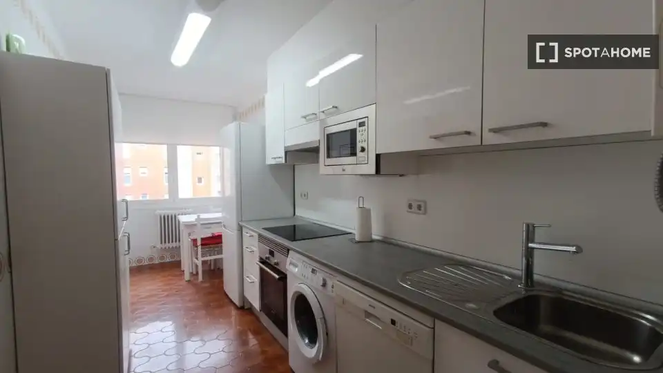 Habitació a Mendebaldea - Ermitagaña