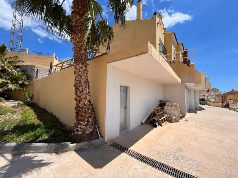 Vista exterior de Dúplex en venta en Nerja con Jardín privado