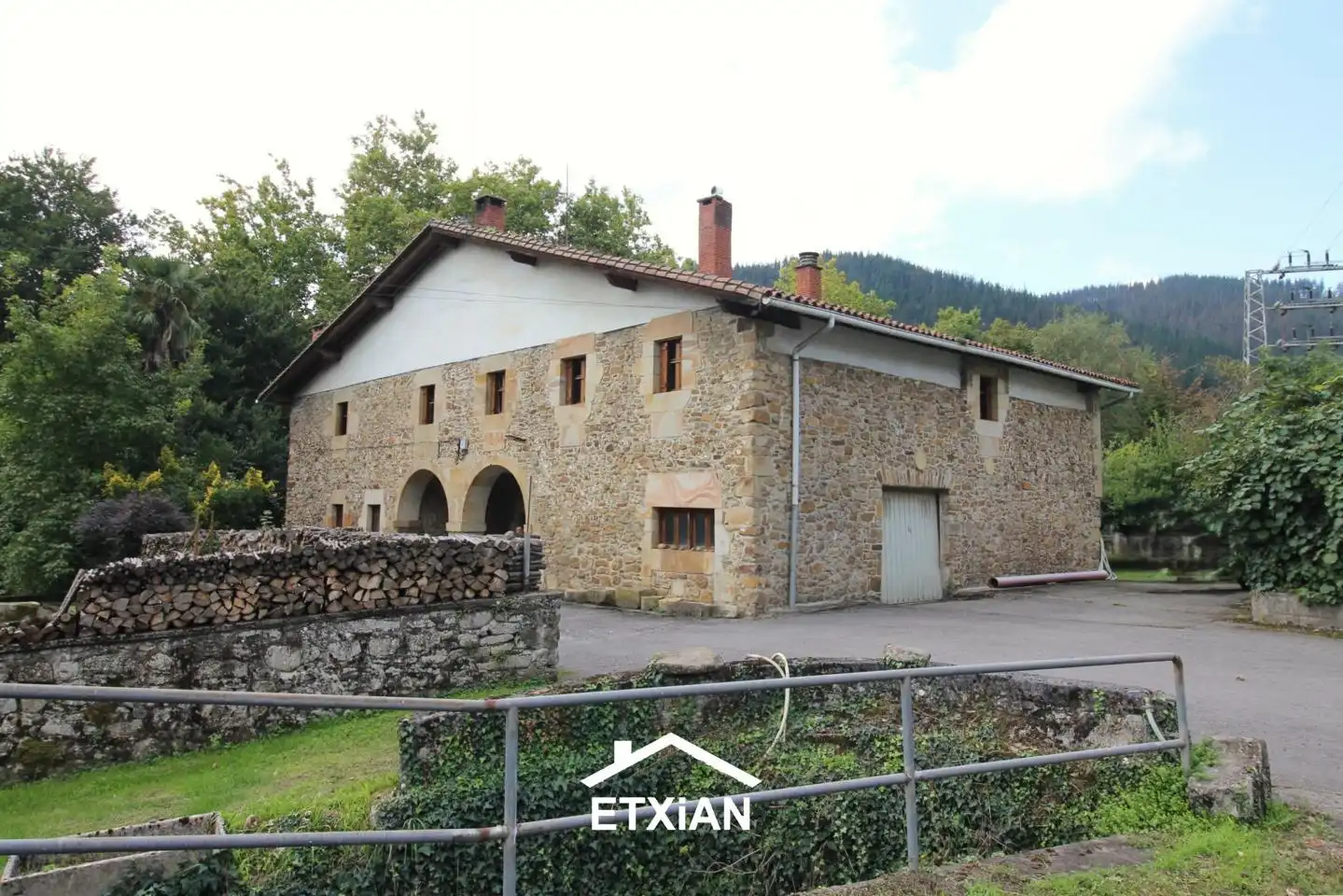 Vista exterior de Finca rústica en venta en Oñati con Calefacción, Jardín privado y Terraza
