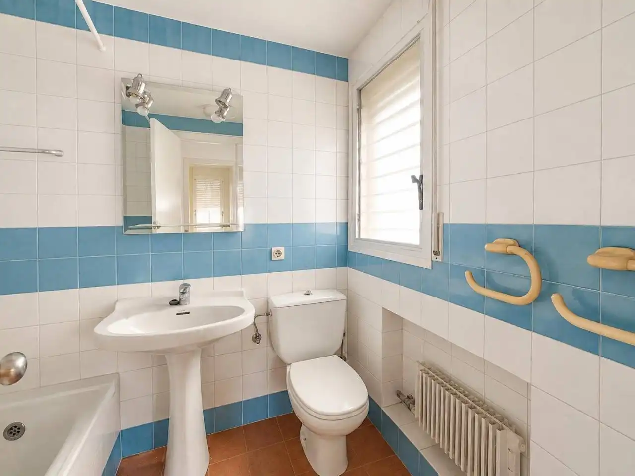 Baño de Ático en venta en Girona con Calefacción, Terraza y Trastero
