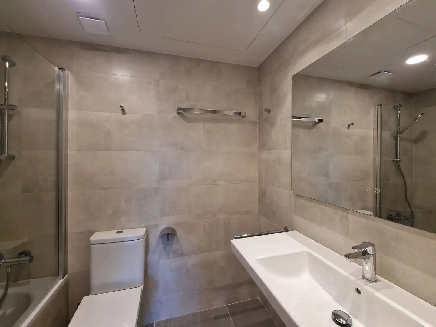 Baño de Piso de alquiler en Girona con Aire acondicionado, Calefacción y Trastero