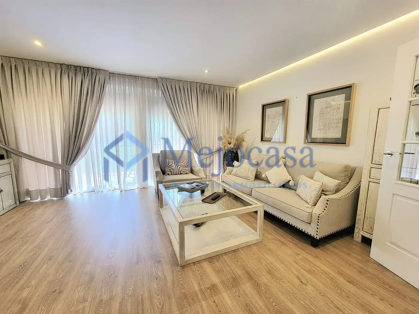 Sala d'estar de Casa adosada en venda en  Madrid Capital amb Aire condicionat, Calefacció i Jardí privat