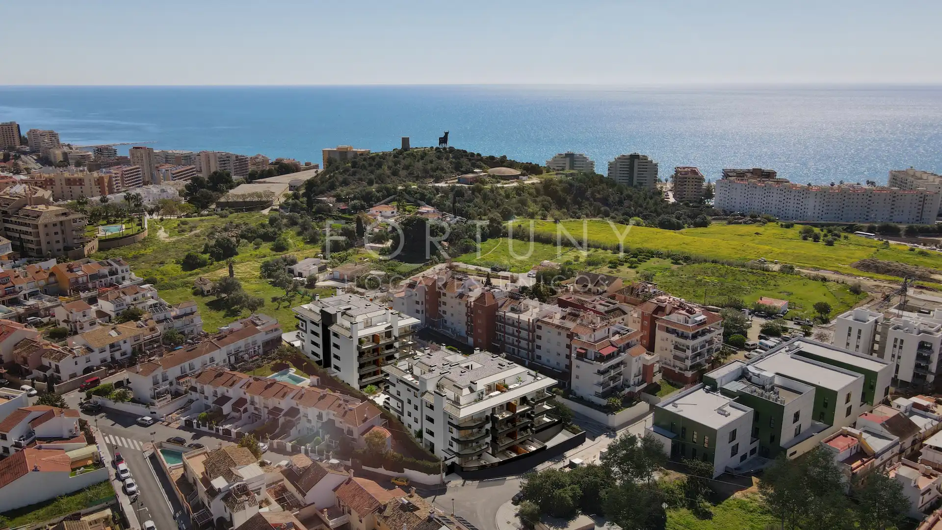 Außenansicht von Erdgeschoss zum Verkauf in Fuengirola mit Terrasse, Abstellraum und Gemeinschaftspool
