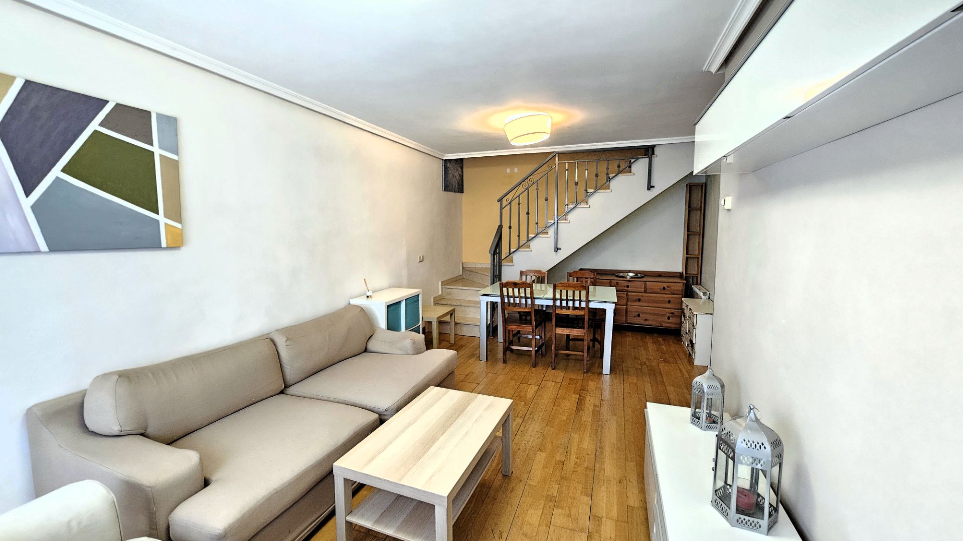 Sala d'estar de Dúplex en venda en Sevilla la Nueva amb Calefacció, Parquet i Traster