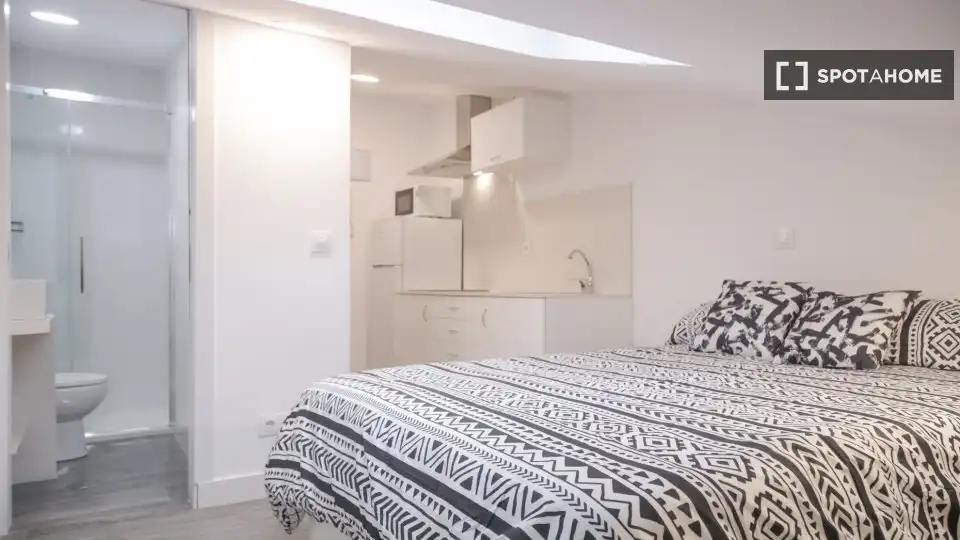 Schlafzimmer von Wohnung zur Miete in Madrid mit Klimaanlage, Heizung und Möbliert