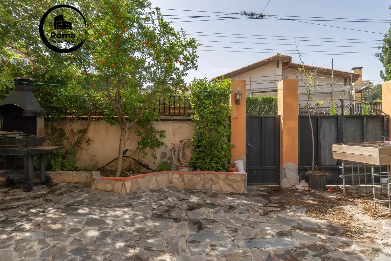 Vista exterior de Casa o xalet en venda en La Zubia amb Aire condicionat, Calefacció i Jardí privat