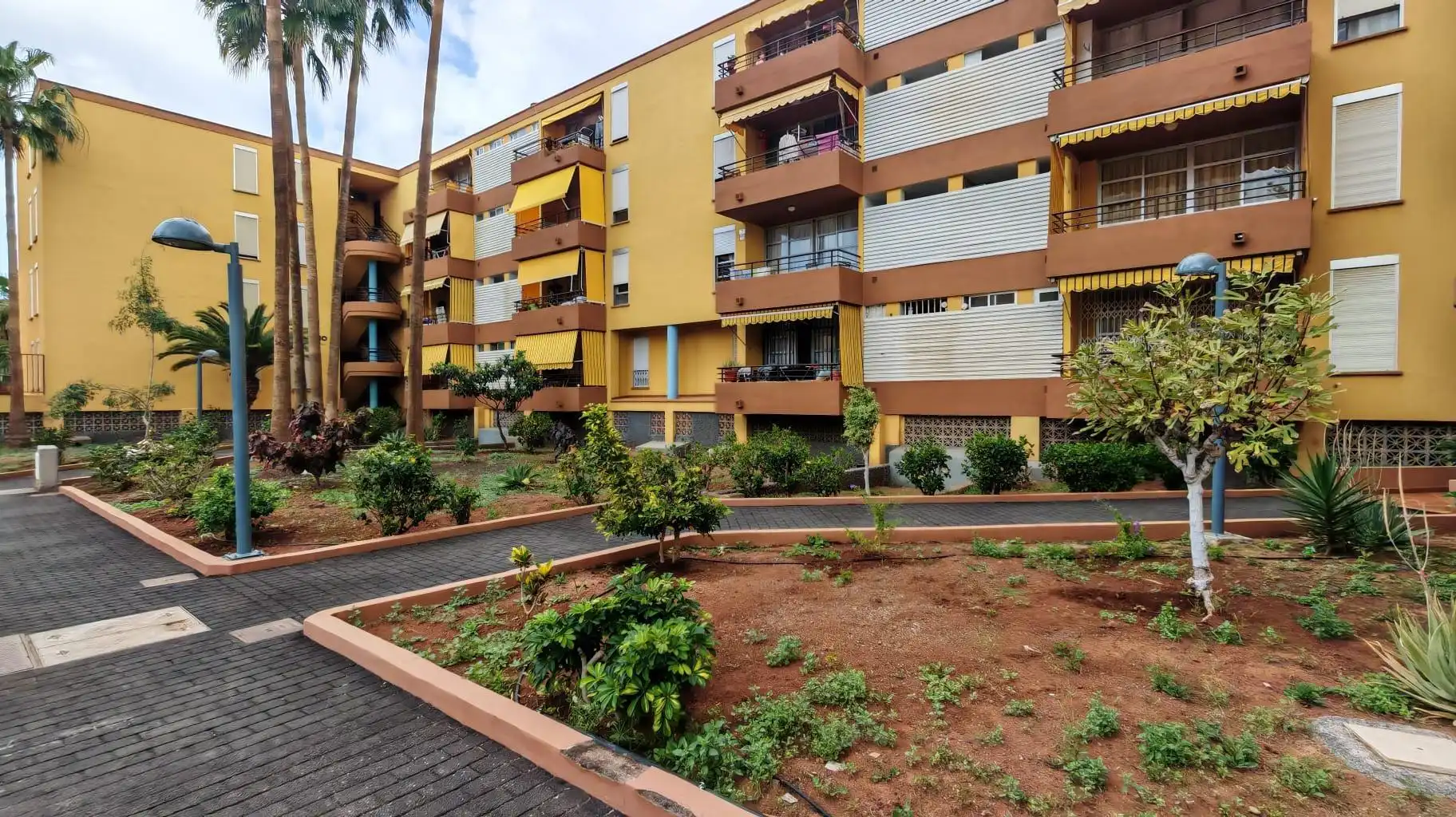 Vista exterior de Planta baixa en venda en Arona amb Jardí privat, Terrassa i Piscina comunitària