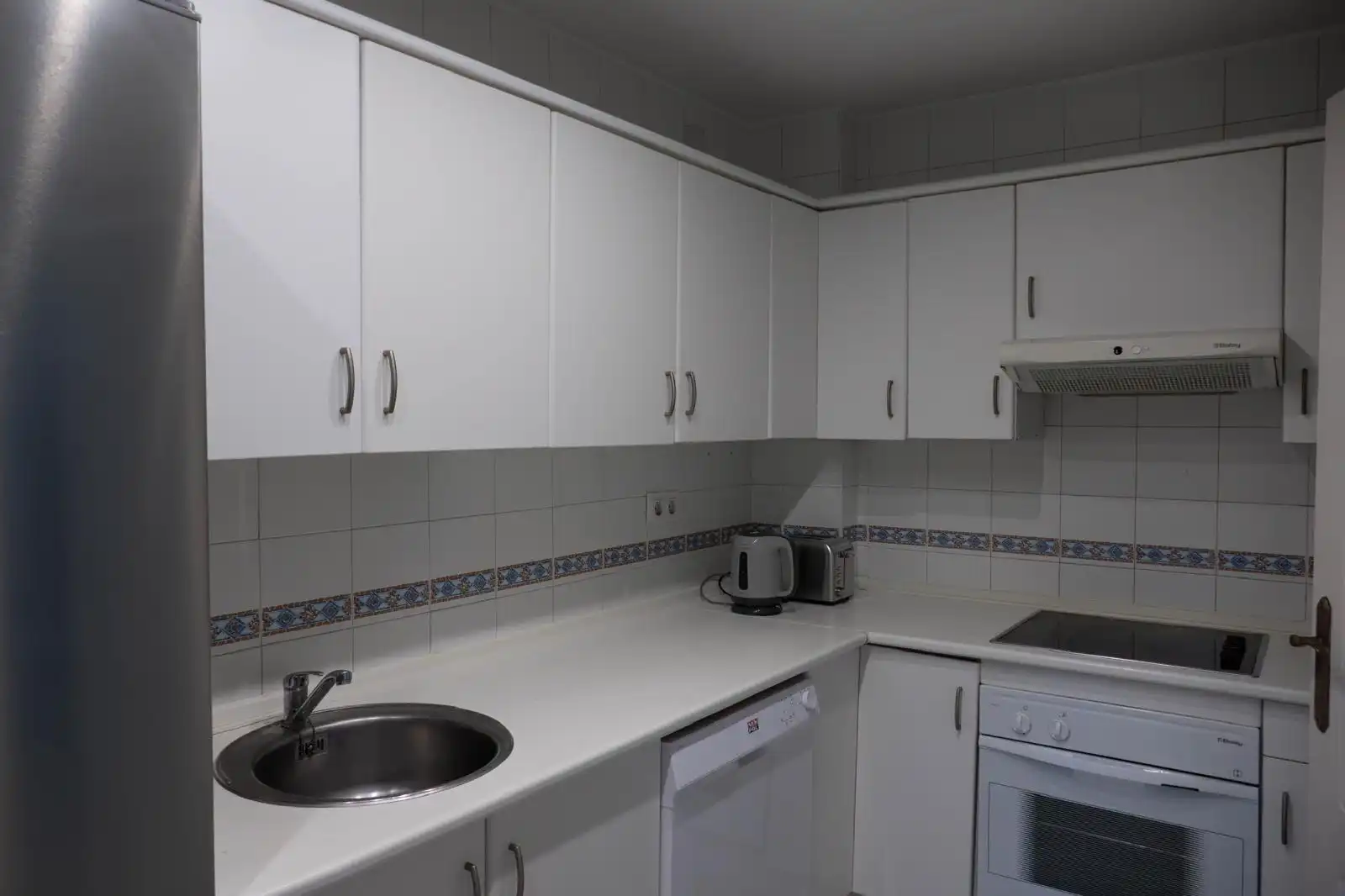 Cuina de Apartament en venda en Estepona amb Jardí privat, Terrassa i Piscina comunitària