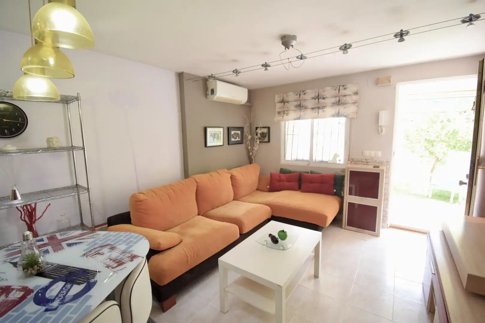 Wohnzimmer von Erdgeschoss zum Verkauf in El Campello mit Klimaanlage, Privatgarten und Terrasse