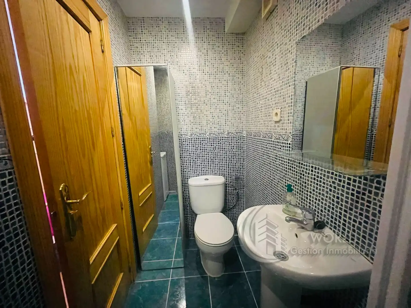 Bany de Apartament de lloguer en Madrid amb Calefacció, Moblat i Rentadora