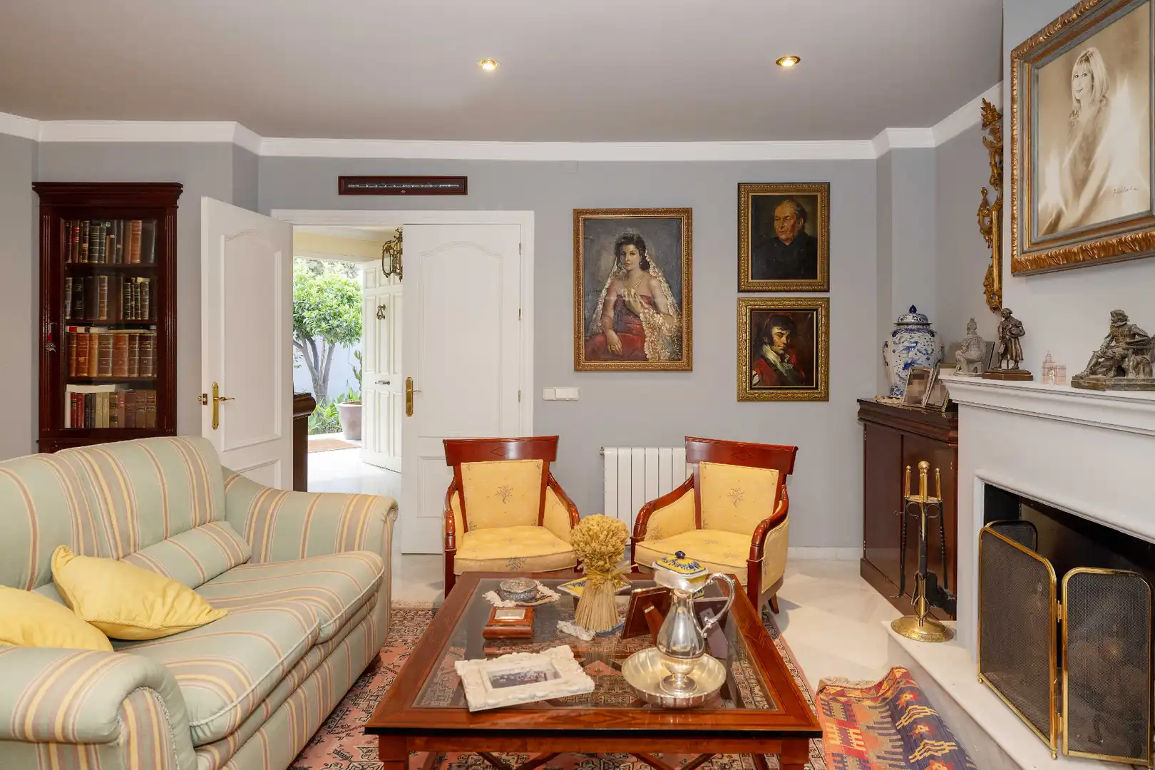 Sala d'estar de Casa o xalet en venda en Málaga amb Jardí privat, Terrassa i Piscina