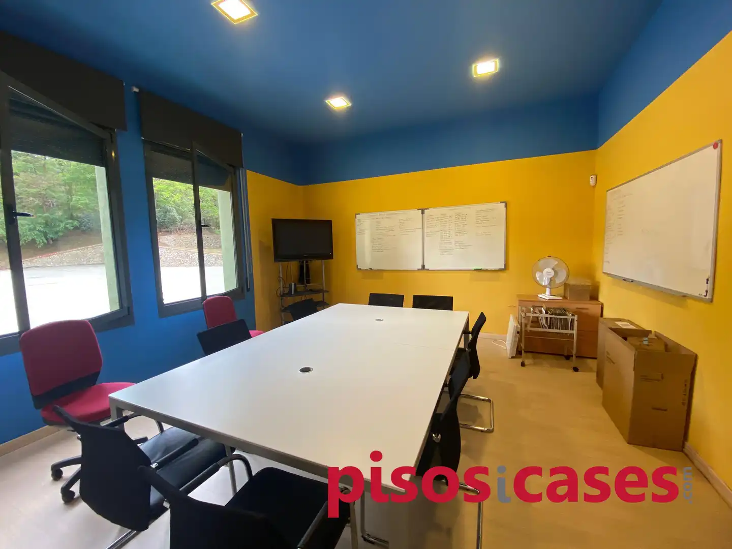 Office for rent in Manlleu  with Air Conditioner