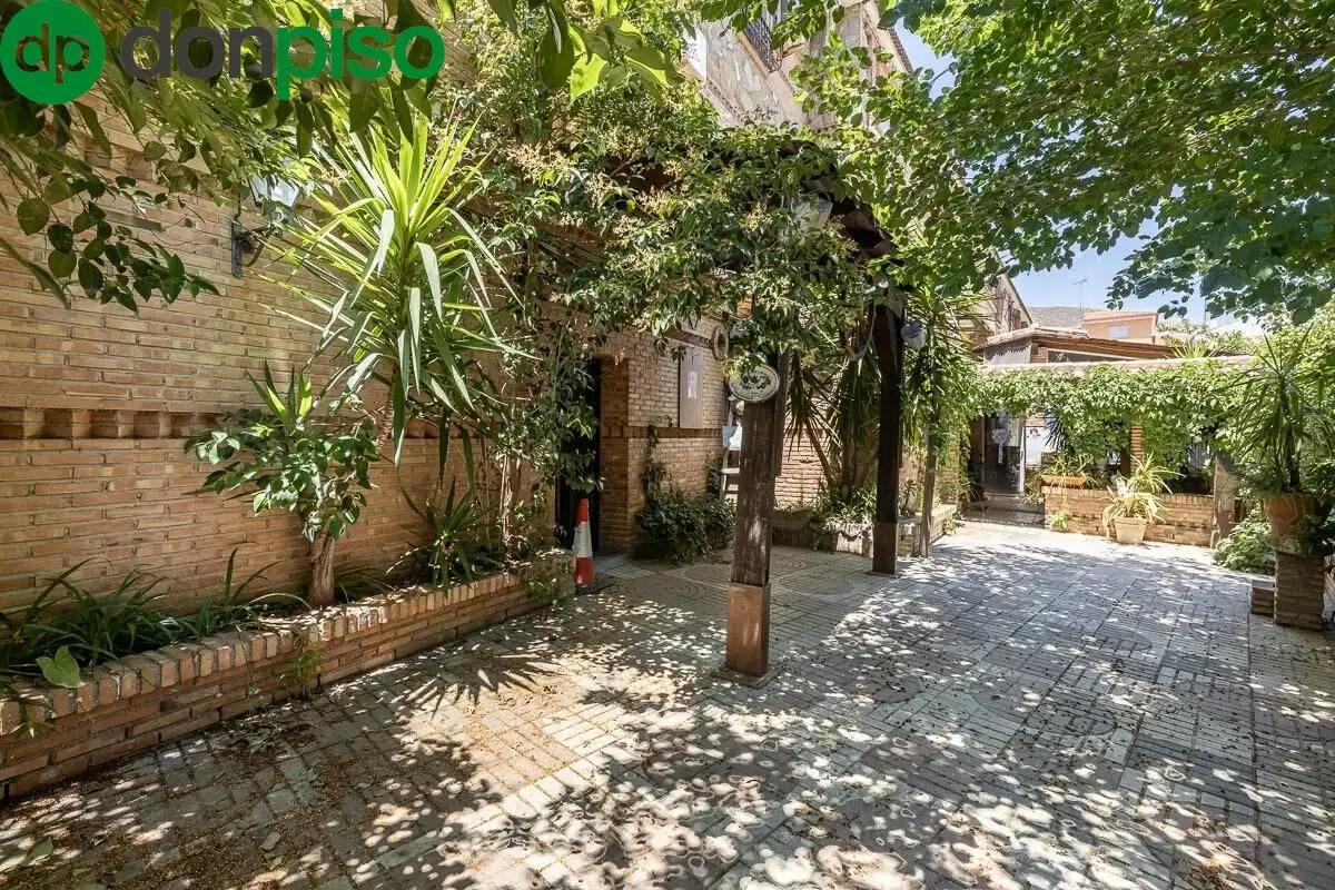 Vista exterior de Local en venta en Pinos Genil con Terraza